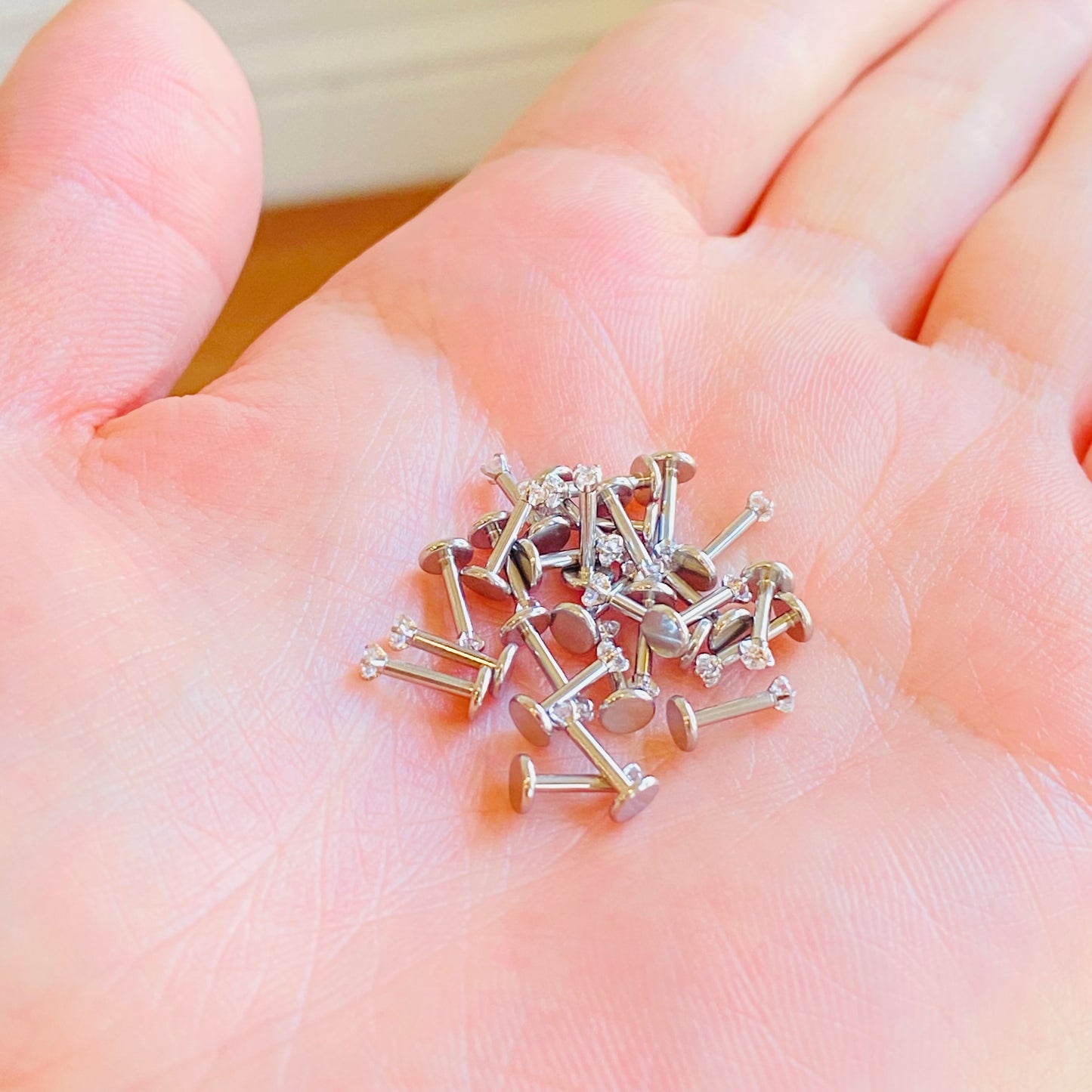 16G Internally Threaded Round CZ Prong Set Tragus Labret