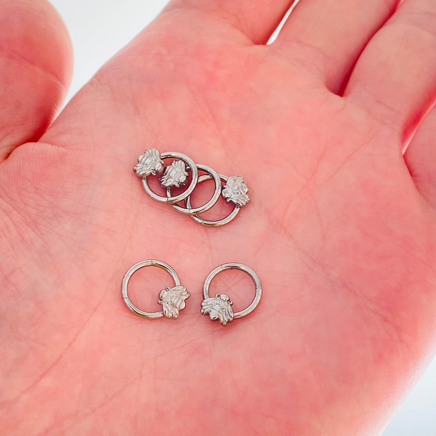 G23 Titanium Bee Hinged Segment Clicker Ring