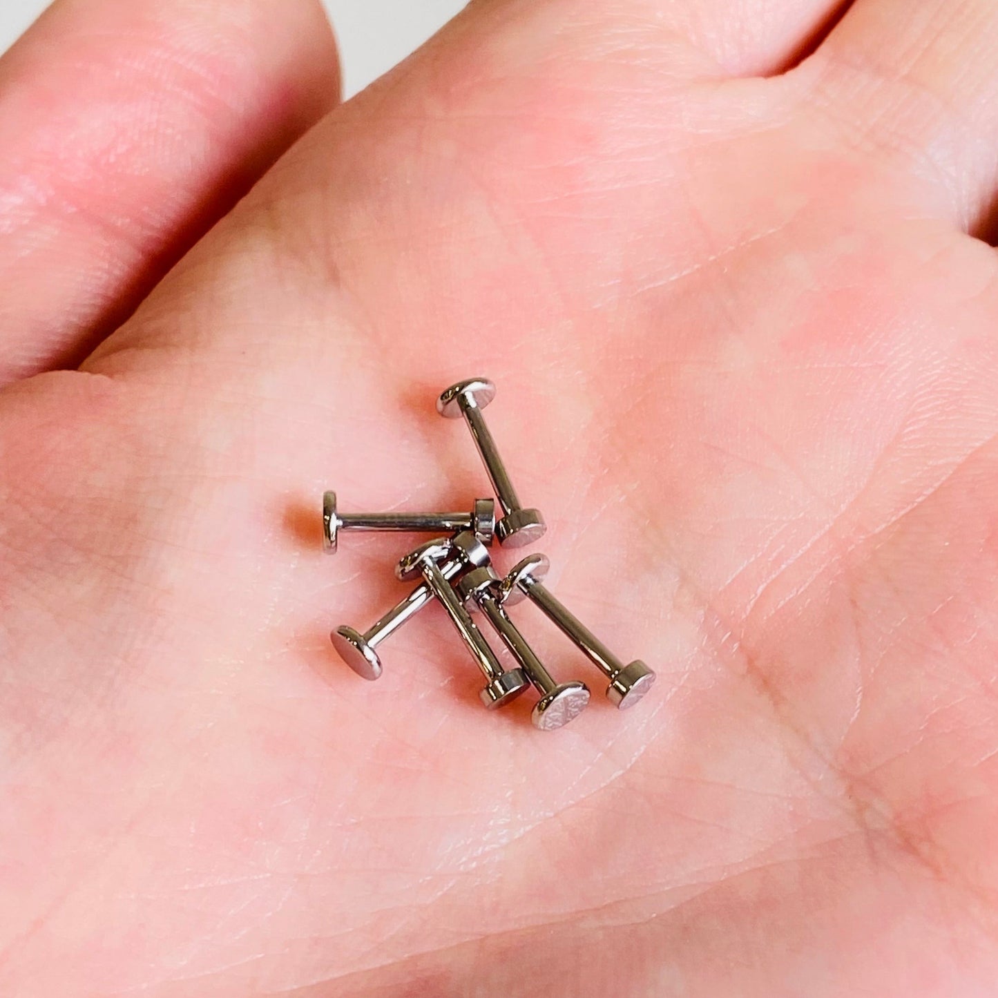 G23 Titanium 4mm Disc Internally Threaded Tragus Labret