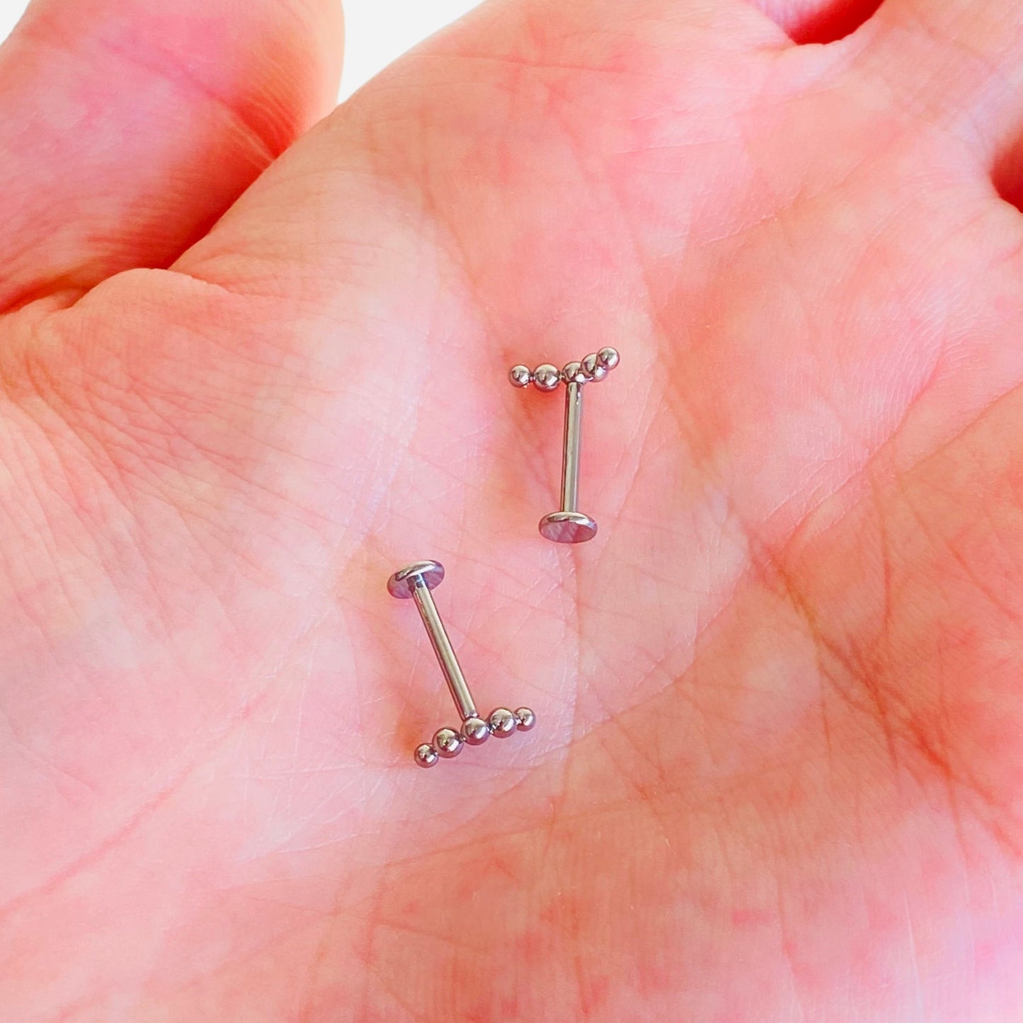 G23 Titanium Internally Threaded Curved 5 Balls Tragus Labret