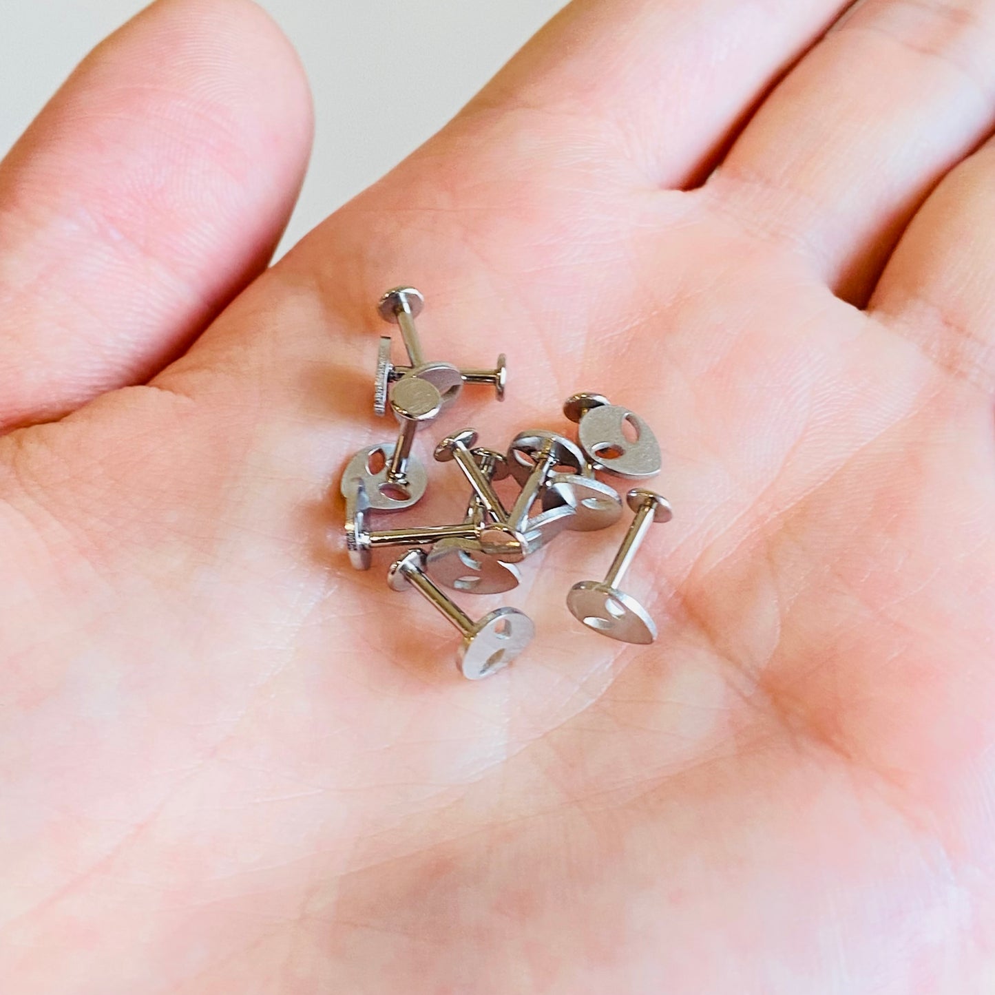 16G Steel Alien Internally Threaded Tragus Labret