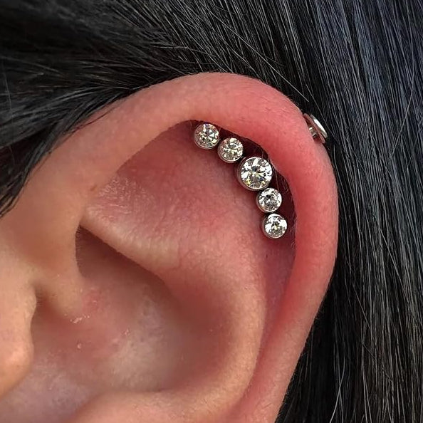 G23 Titanium Internally Threaded 5 CZ Cluster Vertical Helix Labret