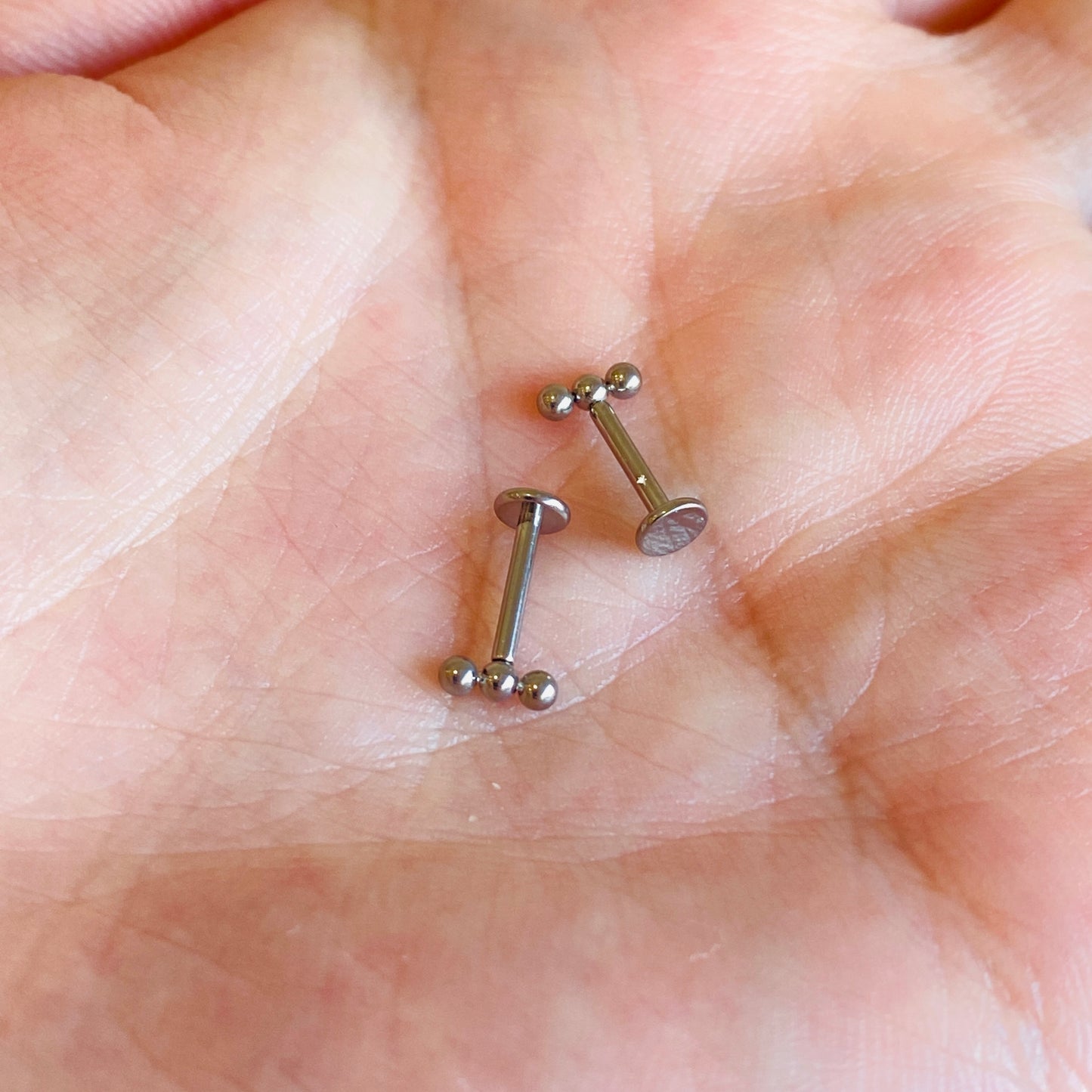 G23 Titanium Internally Threaded 3 Straight Beaded Tragus Labret
