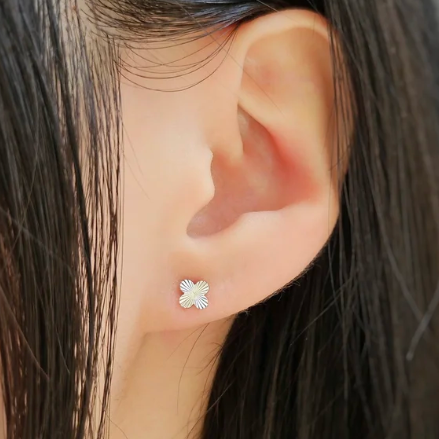 G23 Titanium Internally Threaded Radiant Clover Labret