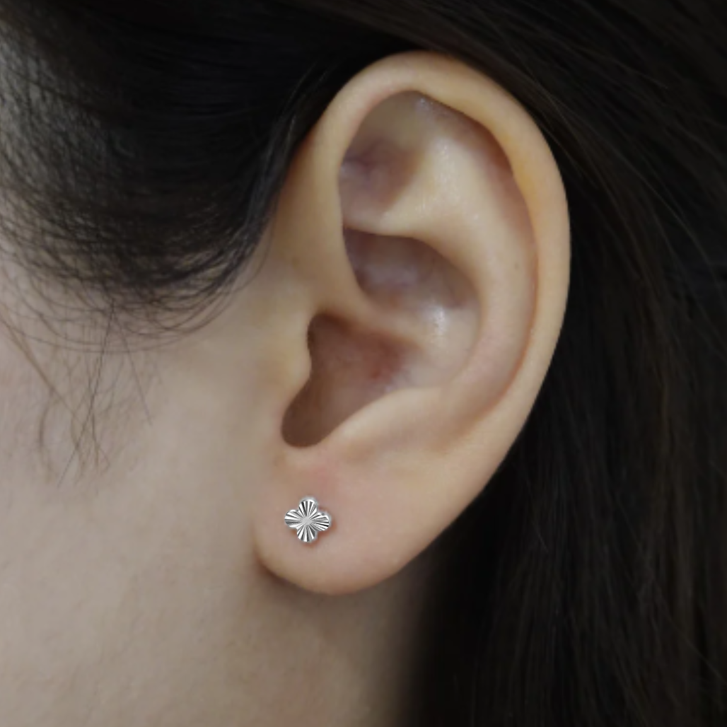G23 Titanium Threadless Push In Radiant Clover Labret