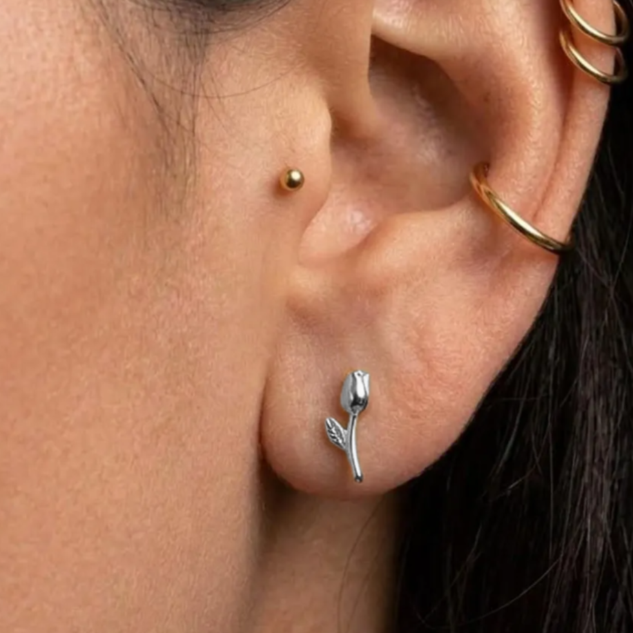 G23 Titanium Internally Threaded 3D Rose Tragus Labret