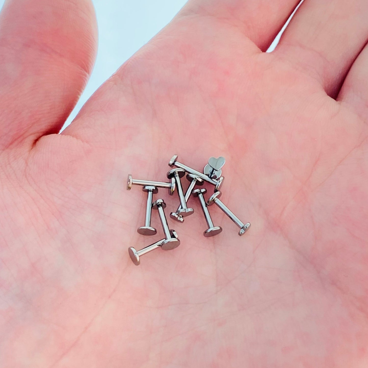 16G Steel Heart Internally Threaded Tragus Labret