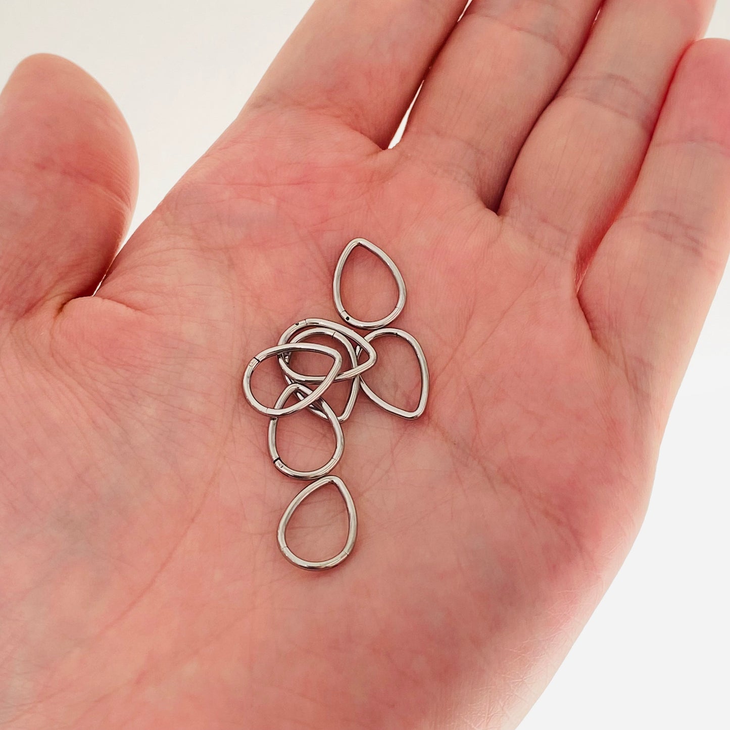 16G Steel Chevron Teardrop Pointed Hinged Clicker
