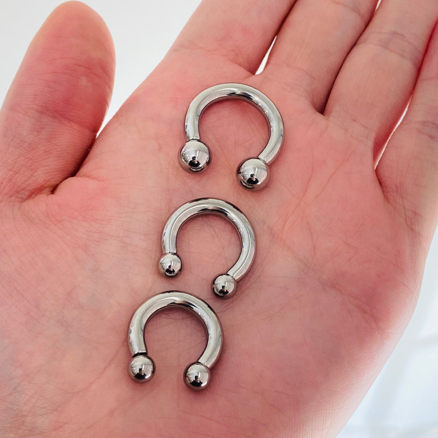 G23 Internally Threaded Heavy Gauges Titanium Ball Horseshoe