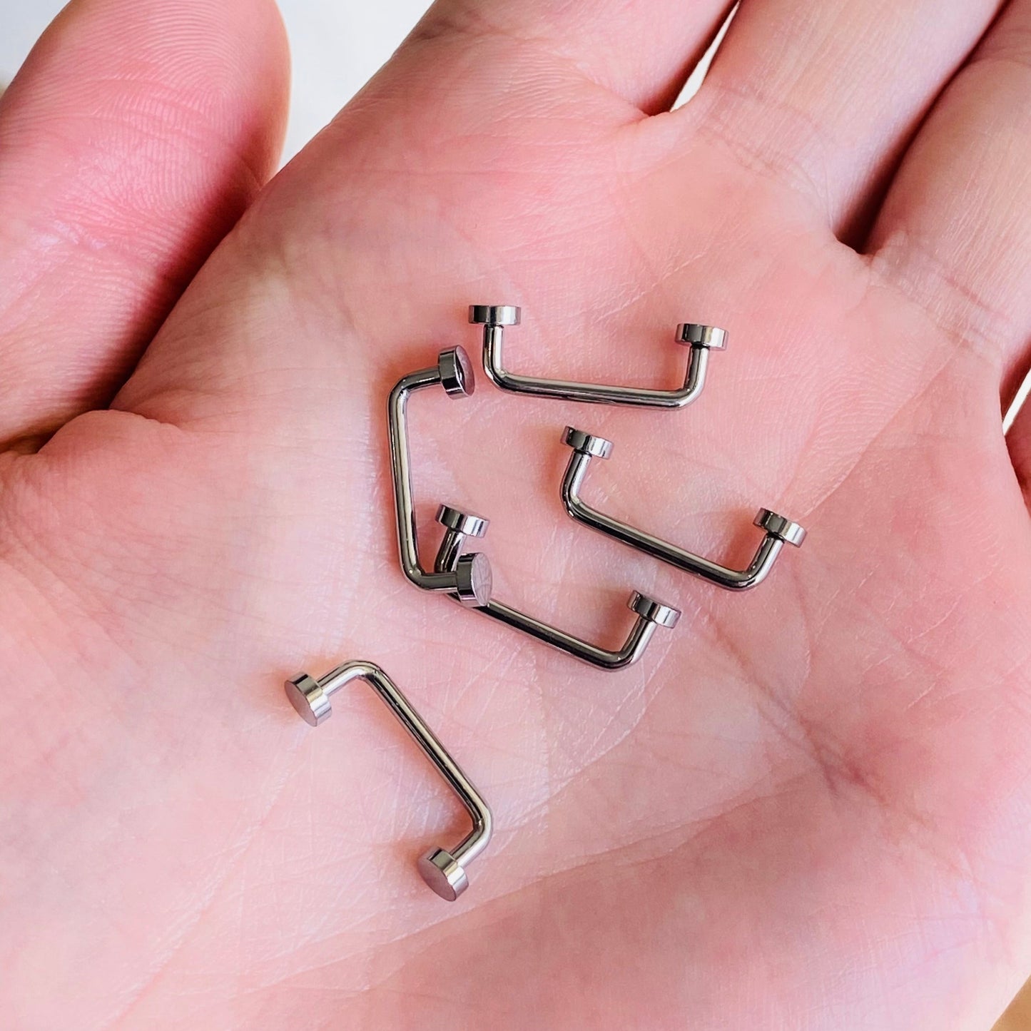 G23 Internally Threaded 14G Titanium Flat Disc 90 Degree Staple Surface Barbell