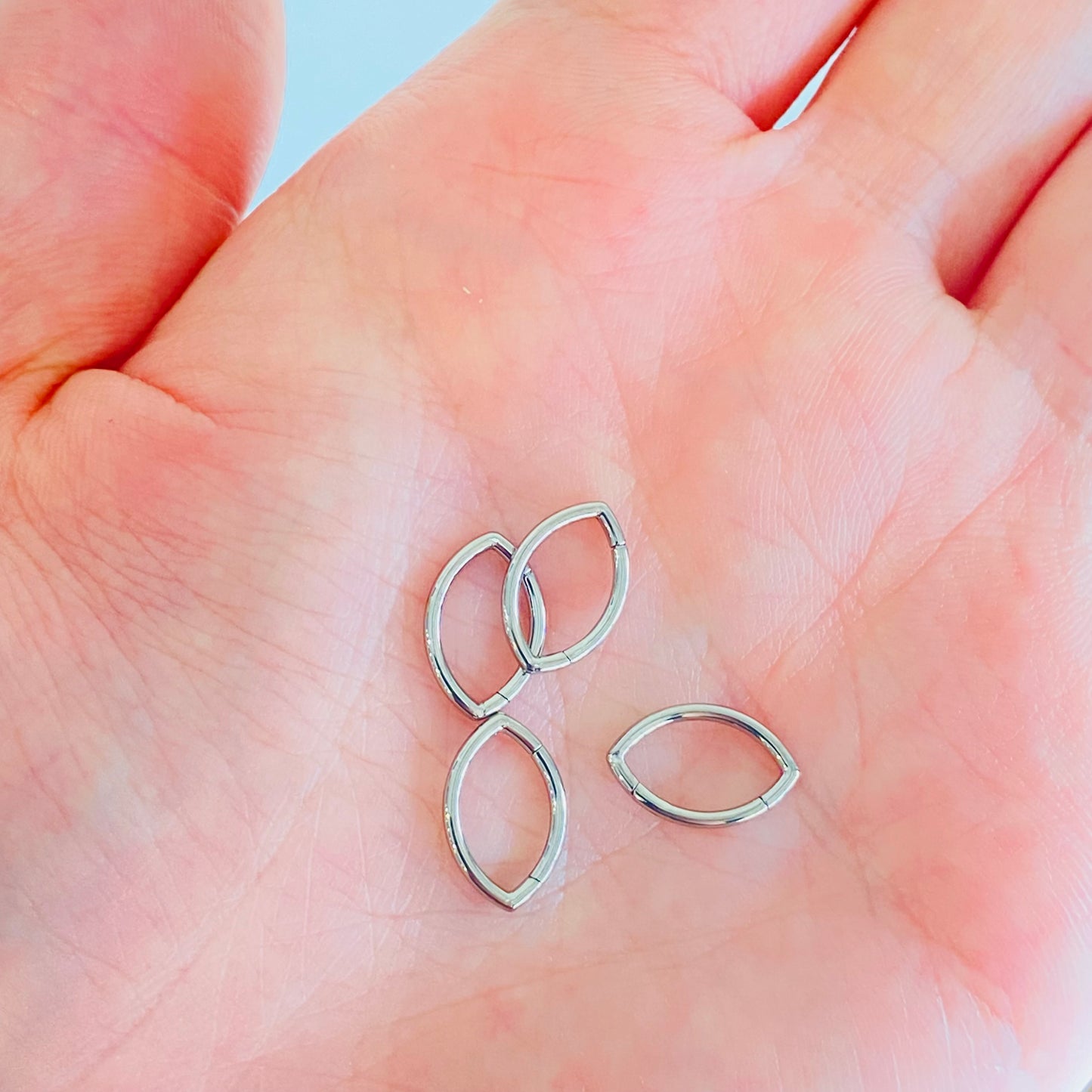 G23 Titanium Eye Oval Hinged Segment Clicker